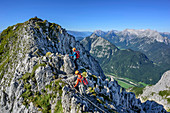 Zwei Frauen begehen Klettersteig Mittenwalder Höhenweg, Wetterstein im Hintergrund, Mittenwalder Höhenweg, Karwendel, Oberbayern, Bayern, Deutschland