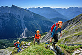 Drei Frauen begehen Klettersteig Mittenwalder Höhenweg, Mittenwalder Höhenweg, Karwendel, Oberbayern, Bayern, Deutschland