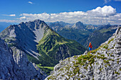 Frau steigt von der Ehrwalder Sonnenspitze ab, Hochwannig im Hintergrund, Ehrwalder Sonnenspitze, Mieminger Berge, Tirol, Österreich