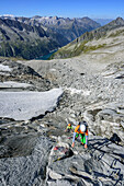 Mann und Frau steigen auf Klettersteig von der Richterspitze ab, Richterspitze, Reichenspitzgruppe, Zillertaler Alpen, Tirol, Österreich