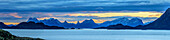Panorama mit Nordmeer und Gebirgskulisse mit Hamnesfjellet, Middagstinden, Hansbakkfjellet, Eldridtinden, Vassengfjellet, Nordlandsfjellet und Vagsfjellet, Svolvaer, Lofoten, Norland, Norwegen