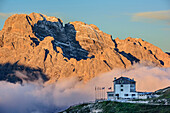 Rifugio Auronzo vor Monte Cristallo, Rifugio Auronzo, Dolomiten, UNESCO Weltnaturerbe Dolomiten, Venetien, Italien