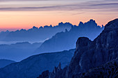 Felszacken der Südlichen Karnischen Berge und der Cadini-Gruppe vor Sonnenaufgang, Rifugio Auronzo, Dolomiten, UNESCO Weltnaturerbe Dolomiten, Venetien, Italien