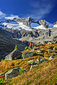 Mann und Frau beim Wandern steigen von Richterhütte ab, Reichenspitzgruppe im Hintergrund, Richterhütte, Naturpark Zillertaler Alpen, Dreiländertour, Zillertaler Alpen, Salzburg, Österreich