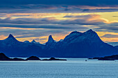 Hamaroyskaftet, Vassengfjellet und Nordlandsfjellet über Nordmeer, Svolvaer, Lofoten, Norland, Norwegen