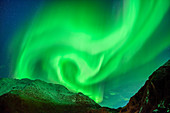 Aurora borealis, Polarlicht über verschneiten Bergen, Lofoten, Norland, Norwegen