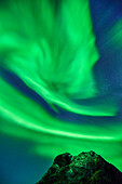 Aurora borealis, Polarlicht über verschneitem Berg, Lofoten, Norland, Norwegen