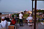 Candels-Café am Strand von Qurum, Capital Area, Oman