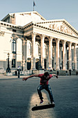 Skateboarder vor dem Residenztheater München, Bayern, Deutschland