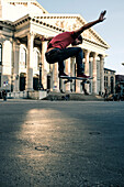 Skateboarder vor dem Residenztheater München, Bayern, Deutschland