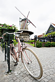 Windmühle und Fahrrad, Sluis, Zeeland, Niederlande