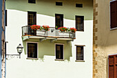 Typische Häuser im Stadtkern, Cavalese, Südtirol, Italien