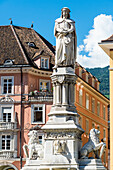 Das Walther-Denkmal auf dem Waltherplatz, Bozen, Südtirol, Italien