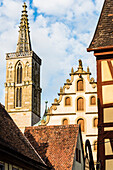 Häuser in der historischen Altstadt mit Turm der Stadtkirche St. Jakob, Rothenburg ob der Tauber, Bayern, Deutschland