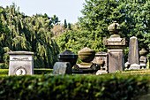 Historische Grabsteine im Museum auf dem größten Parkfriedhof der Welt. Ohlsdorf, Hamburg, Deutschland