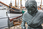 Statue einer Frau an einem kleinen Hafen, Färöer Inseln