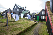 Kleines Dorf mit typischen Häusen, Färöer Inseln