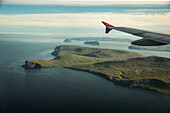 Wunderschöner Blick aus einem Flieger auf eine Landschaft am Meer, Färöer Inseln