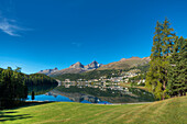 Blick über den St. Moritzersee mit St. Moritz, Piz Lagrev, Piz Albana und Piz Julier, Engadin, Kanton Graubünden, Schweiz