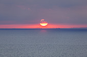 Sonnenuntergang an der Ostsee, Insel Hiddensee, Ostseeküste, Mecklenburg-Vorpommern,  Norddeutschland, Deutschland, Europa