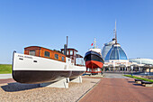 Alter Hafen dahinter das Atlantik Hotel Sail City und das Mediterraneo in Bremerhaven, Hansestadt Bremen, Nordseeküste, Norddeutschland, Deutschland, Europa