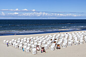 Strandkörbe am Strand im Ostseebad Sellin, Insel Rügen, Ostseeküste, Vorpommern, Mecklenburg-Vorpommern, Norddeutschland, Deutschland, Europa