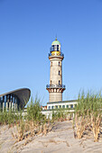 Alter Leuchtturm am Strand im Ostseebad Warnemünde, Hansestadt Rostock, Ostseeküste, Mecklenburg, Mecklenburg-Vorpommern, Norddeutschland, Deutschland, Europa