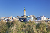 Alter Leuchtturm am Strand im Ostseebad Warnemünde, Hansestadt Rostock, Ostseeküste, Mecklenburg, Mecklenburg-Vorpommern, Norddeutschland, Deutschland, Europa