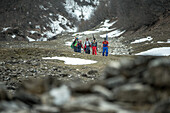 Eine Gruppe von Skifahrern läuft einen Berg herunter, Gudauri, Mzcheta-Mtianeti, Georgien