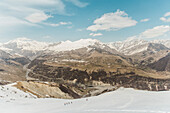 Eine Gruppe von Skifahrern macht eine Skitour in den Bergen/ Gudauri, Mzcheta-Mtianeti, Georgien