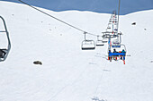 Drei Skifahrer in einem Sessellift, Gudauri, Mzcheta-Mtianeti, Georgien