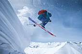 Junger Skifahrer springt eine Schneewehe in den Bergen herunter, Gudauri, Mzcheta-Mtianeti, Georgien