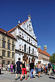 Neuhauser Straße, Fussgängerzone mit Alter Akademie und Michaelskirche, München, Bayern, Deutschland