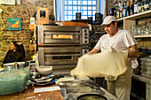 Koch mit Focaccia Teig im Restaurant Tortuga, Genua, Ligurien, Italien