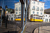 Strassenbahn in Kurve, Sicht aus dem Fenster, Spiegelung, Largo das Portas do Sol, Lissabon, Portugal
