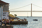 Aussicht vom Südufer Tejo Fluss, essen am Tejo, Restaurant Ponto Final, Brücke des 25 April, Cacilhas, Almada, Lissabon, Portugal