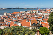 Aussicht von Burg Castelo de Sao Jorge über Lissabon und Tejo, Ziegeldächer, Portugal