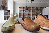 Schuhe aus Kork, Läden, Atelier in LX Factory, ehemaliges Fabrikgelände, heute Kulturkomplex für Kreative, Lissabon, Portugal