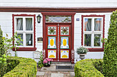 Typische Darßer Tür im Ostseebad Prerow, Fischland-Darß-Zingst, Ostseeküste, Mecklenburg-Vorpommern, Norddeutschland, Deutschland, Europa