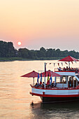 Sonnenuntergang über dem Rhein mit  Restaurantschiff Alte Liebe, Königswinter, Mittelrheintal, Nordrhein-Westfalen, Deutschland, Europa