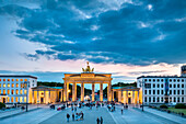Abendstimmung, Brandenburger Tor und Pariser Platz, Mitte, Berlin, Deutschland