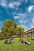 Säulengang bei Alter Nationalgalerie und Fernsehturm, Museumsinsel, Mitte, Berlin, Deutschland