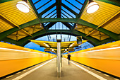 Bahnsteig, U Bahnhof Eberswalder Straße, Prenzlauer Berg, Berlin, Deutschland