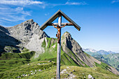 Berglandschaft mit Kreuz, Rappenseehütte, Wanderwege, Oberallgäu, Oberstdorf, Deutschland