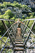 Brücke über den Fluss Verdon, Frau läuft über Brücke, Provence-Alpes-Côte d’Azur, Lac de Sainte-Croix, Frankreich