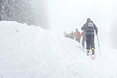 Winterlandschaft, Skitourgruppe am Gipfelkreuz, Nebel, Kleinwalsertal, Skitour, Ifen, hoher Ifen, Österreich