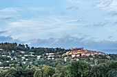 Altes Dorf mit Blick auf die Burg, Provence-Alpes-Côte d’Azur, Route des Crêtes, Vogesen, Frankreich