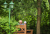 Vater und Kinder sitzen auf einer Bank im Garten, Familie, Ferienwohnung, Unterkunft, Urlaub, Sommer, Ferien, Spreewald, Oberspreewald, Brandenburg, Deutschland