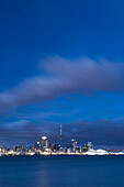 Auckland Skyline in der Nacht von Devenport, Auckland, Nordinsel, Neuseeland, Pazifik gesehen