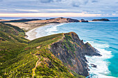 Te Werahi Strand bei Sonnenaufgang, mit Te Paki Küstenweg Weg sichtbar, Kap Reinga, Nordinsel, Neuseeland, Pazifik